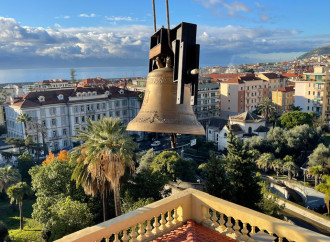 Montaggio campana (foto Diocesi di Ventimiglia - San Remo)