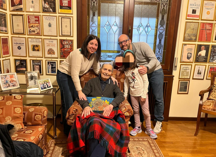 Sara Martín con il marito, il figlio Pablo e Vittorio Messori