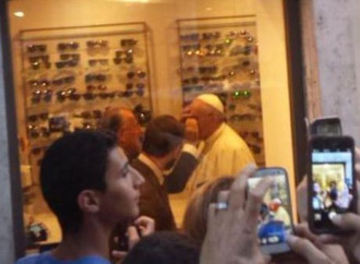 Il Papa "a sorpresa" torna dall'ottico dei vip