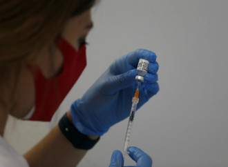Vaccini sperimentali o cure? Il giallo del regolamento Ue