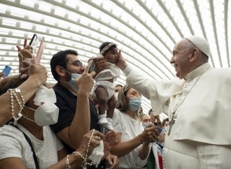 In Vaticano non chiedono il pass (e neanche la coerenza)