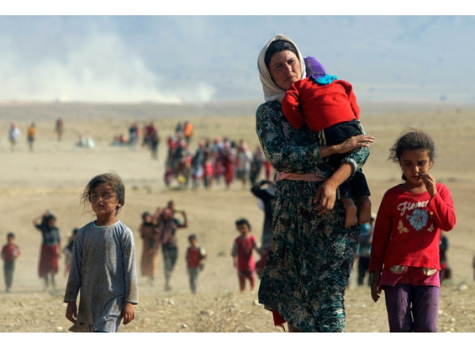 Una donna yazida coi suoi figli