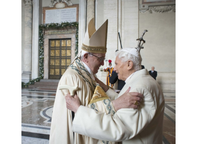 L'abbraccio tra Benedetto XVI e Francesco