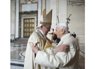 Francesco abbraccia Ratzinger: "Santità, continui a servire la Chiesa"