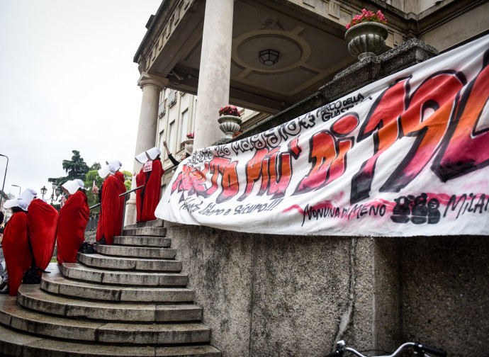 Manifestazione pro-aborto alla Mangiagalli di Milano (La Presse)