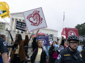 Aborto, la Corte Suprema USA cancella la Roe. Ora decidono gli Stati