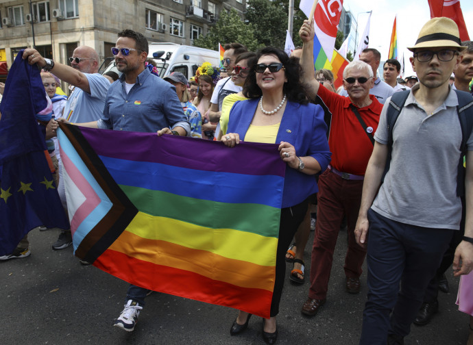 R. Trzaskowski e H. Dalli sfilano al gay pride, 25 giugno 2022 (AP via LaPresse)