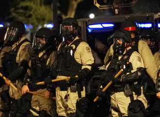 Polizia a difesa del Senato dell'Arizona dopo le proteste degli abortisti