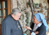 Il cardinal Burke con la padrona di casa suor Rosalina Ravasio