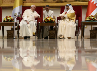 Il Papa arriva in Bahrain: libertà religiosa e diritto alla vita