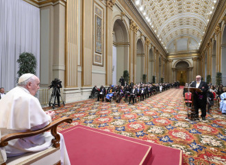 Il Papa ai diplomatici: escalation nucleare e derive ideologiche