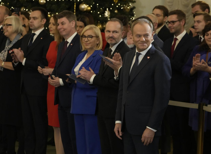Donald Tusk (a dx) durante la cerimonia di giuramento al palazzo presidenziale di Varsavia (AP by LaPresse)