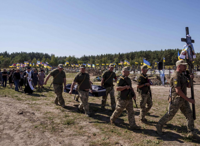 Funerali di membri dell'Accademia militare di Poltava in Ucraina (Ap via LaPresse)