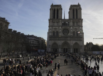 Notre-Dame, la guerra per le vetrate finisce in tribunale