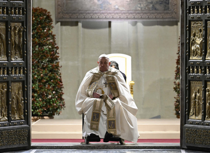 Papa Francesco, apertura Porta Santa S. Pietro, 24 dic 2024 (Ap-Vatican Media-LaPresse)