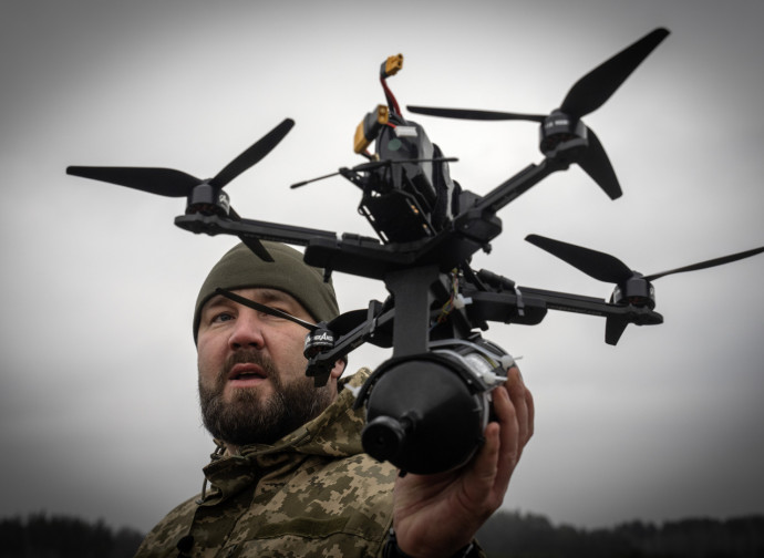 Un drone ucraino Fpv collaudato nella regione di Kiev (gennaio 2025, foto Ap via LaPresse)