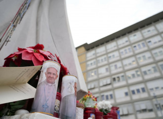 Tutti pregano per il Papa, ma chiedono "solo" la guarigione