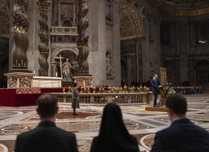 Rosario per il Papa a San Pietro, 1 marzo 2025 (Ap via LaPresse)