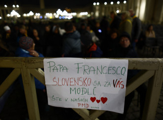 In piazza San Pietro la voce (debolissima) del Pontefice