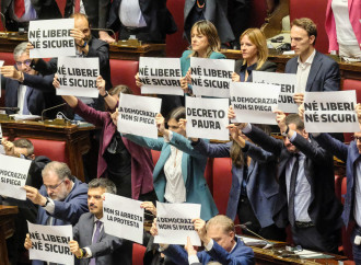 Approvato il ddl sicurezza, la sinistra sceglie la bagarre