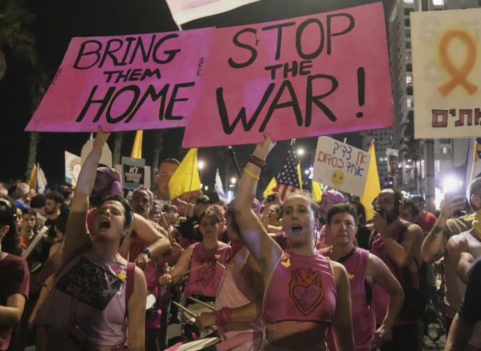 Protesta contro il governo Netanyahu a Tel Aviv, 26 luglio 2025 (Ap via LaPresse)