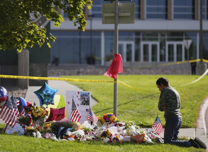 Studente prega alla Utah University, dove è stato ucciso Kirk, LaPresse Studente prega alla Utah University, dove è stato ucciso Kirk, LaPresse