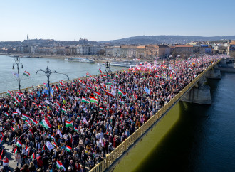 Budapest scende in piazza per la pace nel silenzio dei media