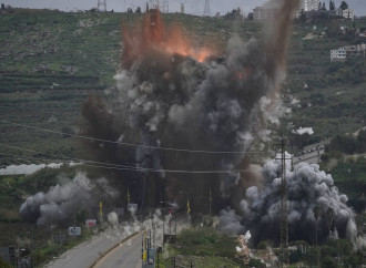 Raid aereo israeliano colpisce il ponte di Qasmiyeh (Ap via LaPresse)