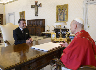 Macron fa i capricci mentre i francesi attendono Leone XIV