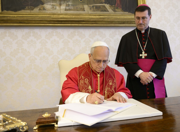 Leone XIV firma Magnifica Humanitas (Vatican Media/LaPresse)