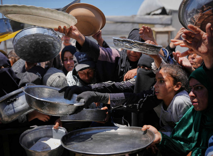 Palestinesi in attesa di cibo a Khan Younis, 27/05/2026 (Ap via LaPresse)