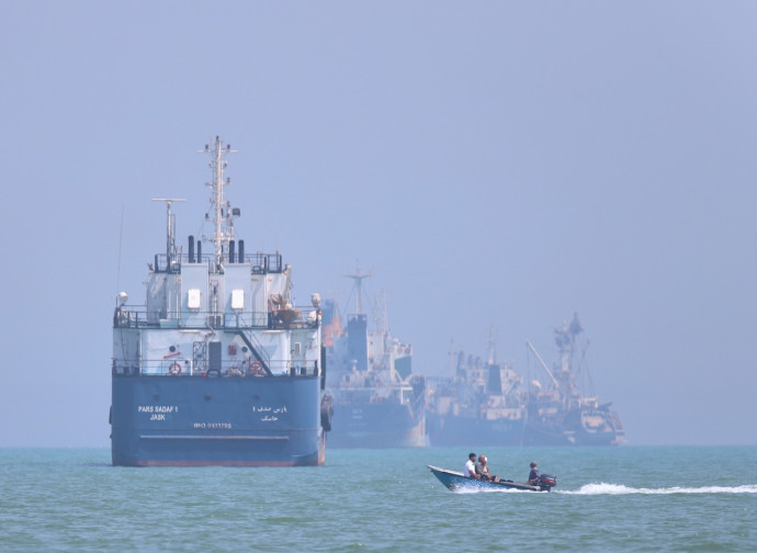 Navi ancorate nello Stretto di Hormuz (ISNA via AP via LaPresse)