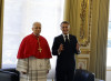Nel primo giorno a Parigi il Papa non le manda a dire a Macron