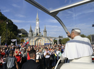 A Lourdes il Papa tuona contro aborto ed eutanasia