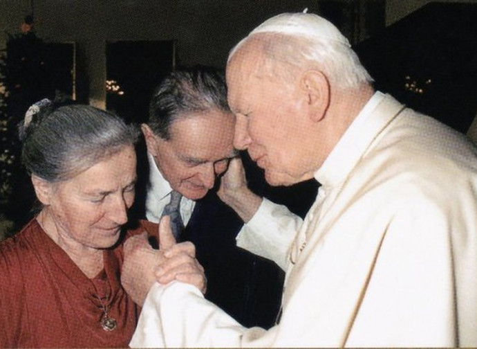 Bénédicte Lutaud racconta la vita delle donne in Vaticano: «Una psichiatra  polacca era accanto a Giovanni Paolo II in agonia»