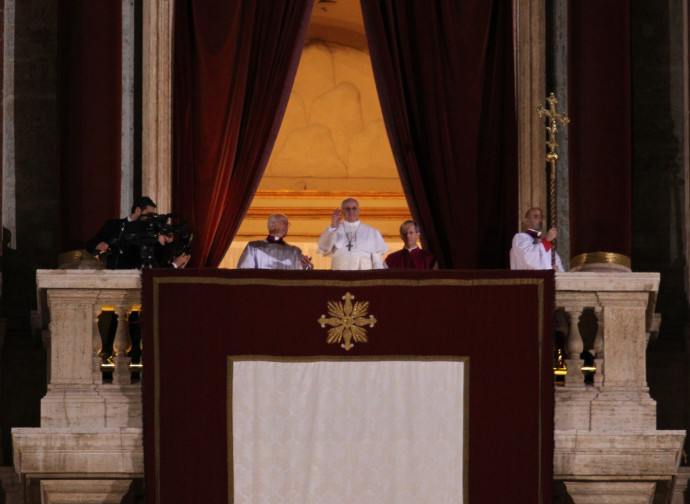 Papa Francesco si affaccia dalla Loggia di San Pietro, 13 marzo 2013 (LaPresse) Papa Francesco si affaccia dalla Loggia di San Pietro, 13 marzo 2013 (LaPresse)
