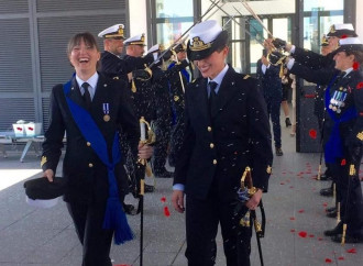 Il ministro della difesa benedice le "nozze" gay di due militari donne