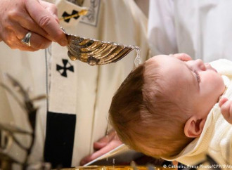 Frutti di liturgia creativa: Battesimi invalidi per un "noi"