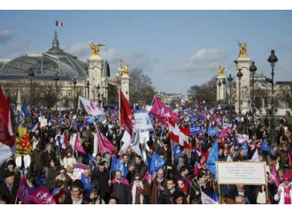 Francia, il popolo fronteggia il governo