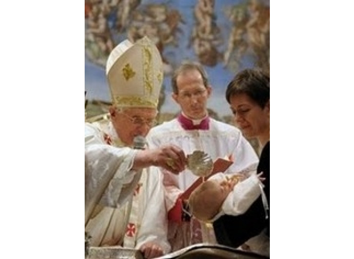 Il Papa amministra il sacramento del battesimo