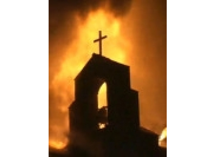 Cairo, chiesa in fiamme