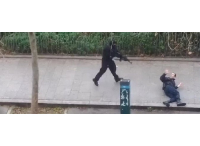 Un terrorista finisce un poliziotto ferito