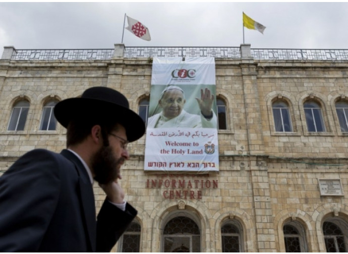 Poster del Papa alla Porta di Jaffa