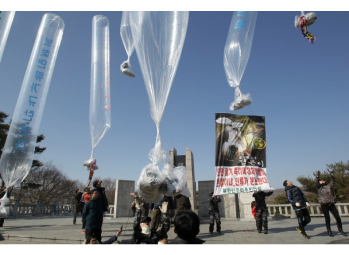 Corea, lancio di palloni con volantini dal Sud