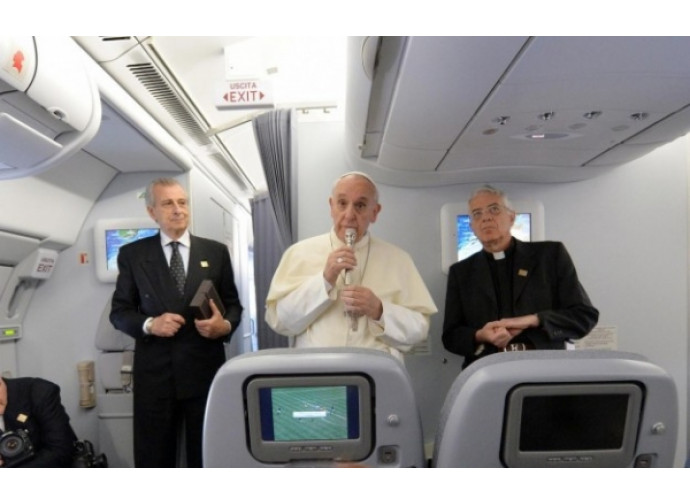 Il Papa in aereo