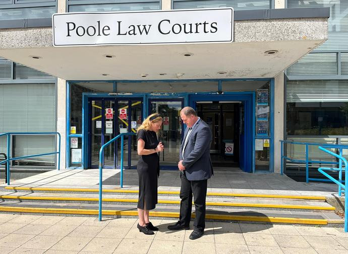 Adam Smith-Connor e Isabel Vaughan-Sprice pregano all'esterno del tribunale di Poole