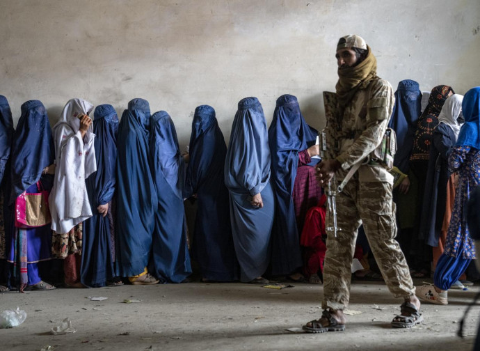 Afghanistan, donne in fila per il cibo (La Presse)