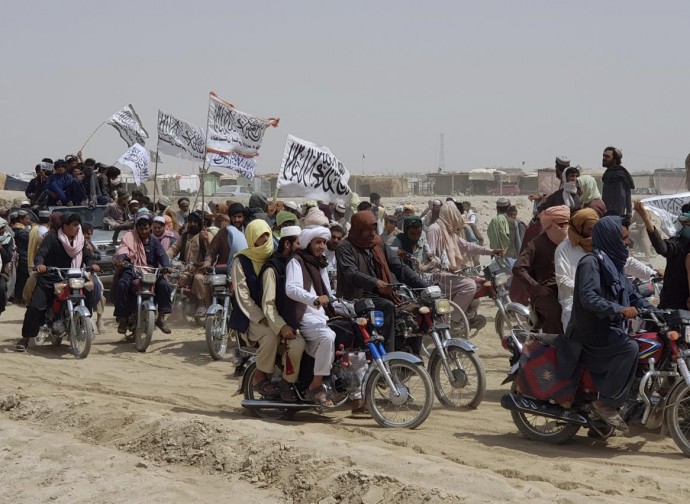 Talebani accolti da simpatizzanti in una città di frontiera