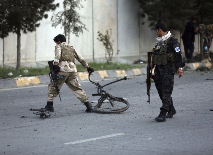Afghanistan, militari sul luogo di un attentato