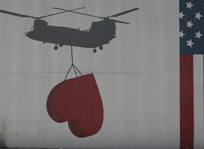 Kabul, murales sull'ambasciata Usa
